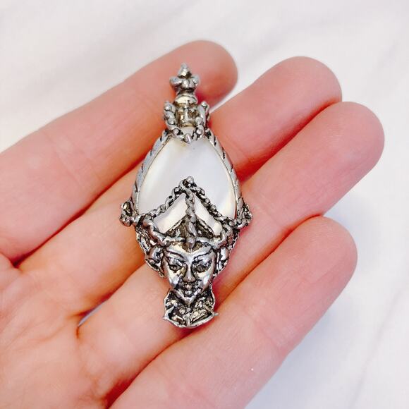 Rare Kitschy Selro Face Brooch, Vintage Fantasy, Mother of Pearl, Asian Gothic - Picture 2 of 6